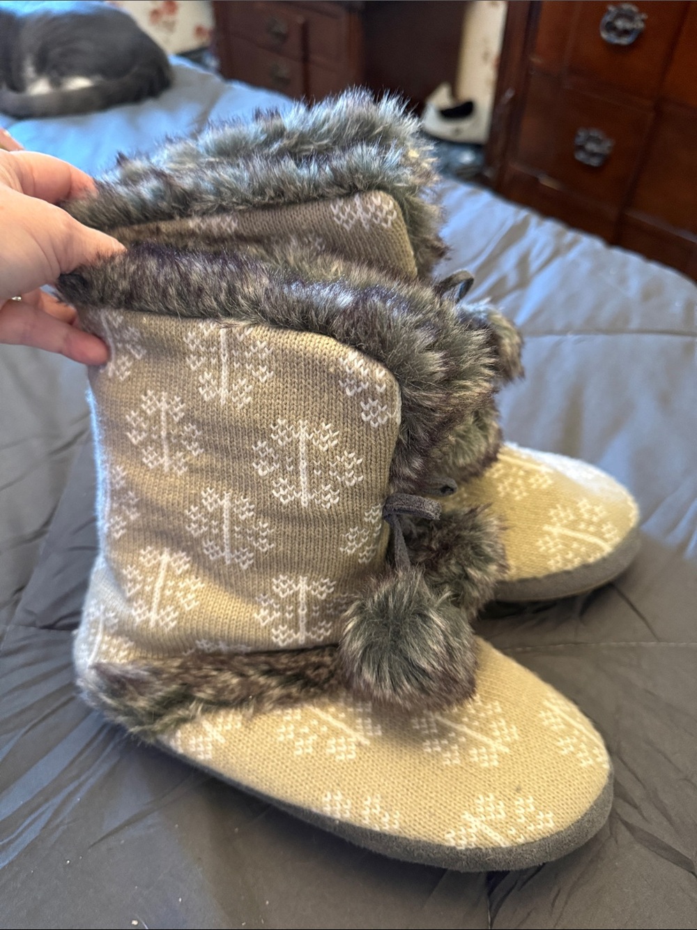 🩶 Cozy Knit Snowflake Faux-Fur Boot Slippers - Beige Sz 7-8 NEW